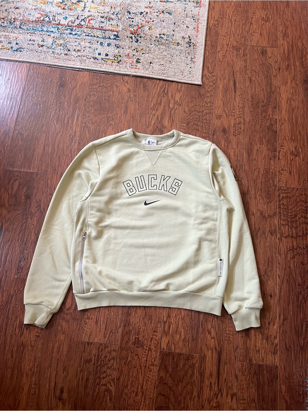 Nike Milwaukee Bucks Spotlight Men's Dri Fit NBA Crewneck Sweatshirt Size Medium
